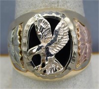 MAN'S 10K "EAGLE" RING WITH STONE. SIZE 10.5. 8.7