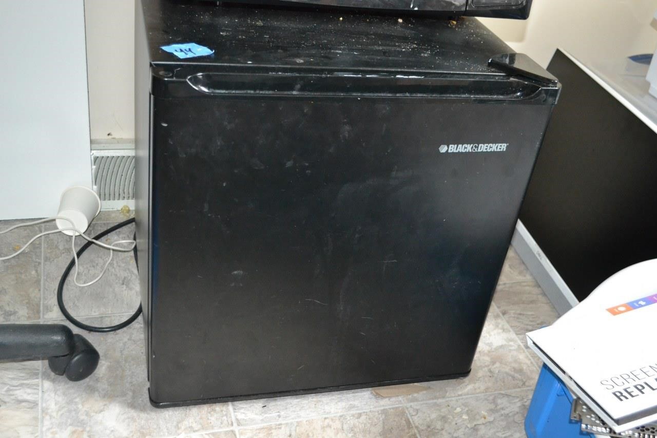 44: black and decker dorm fridge, works