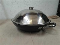 Genuine porcelain on aluminum wok with lid