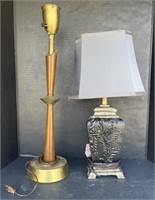 (AN) Vintage Wooden Table Lamp With Golden Detail