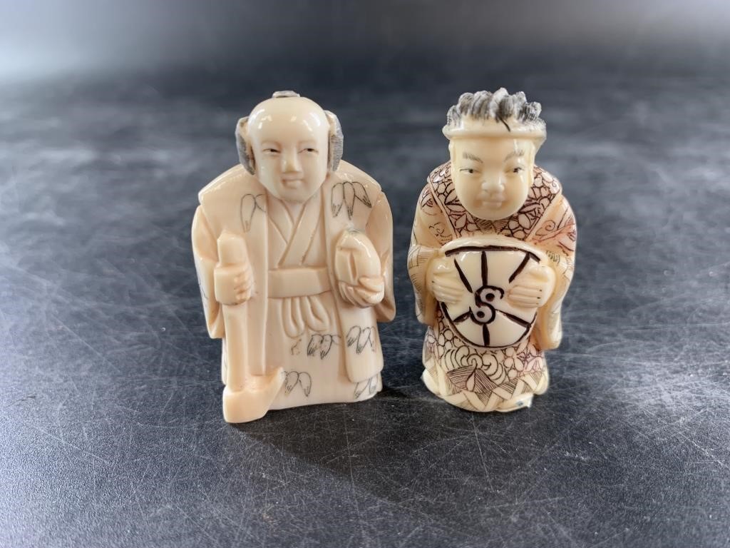 Pair of netsuke figurines, 1 has very detailed rob