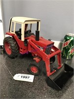 IH 1586 cab tractor w/loader