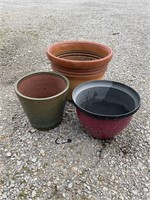 Set of three pots, two plastic one ceramic