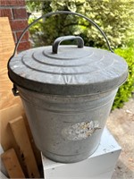 Hand Held Metal Pale Trash Can with Lid