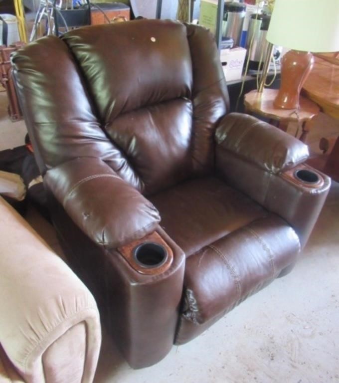 Reclining chair. Measures: 42" Wide.