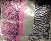 Comforter, Bed Skirt, & 3 Decorative Pillows, Full