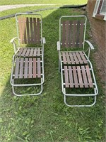 2 FOLDING LAWN CHAIRS AND TV TRAY