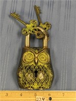 Brass lock in the shape of an owl, 5" with keys
