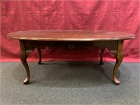Mahogany Queen Anne style oval coffee table