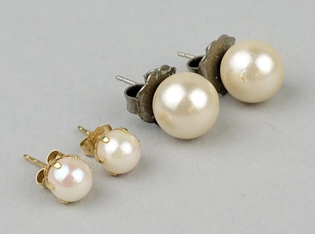 2 Pairs Pearl Earrings.