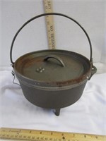 #8 LODGE FOOTED POT WITH LID