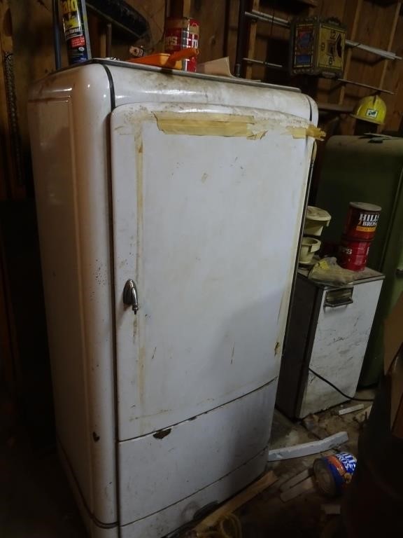 Vintage Fridge with Freezer – Untested