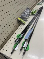 6 CARBON EXPRESS ARROWS, W/ ARM GUARD, & PULLER