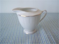 Pretty Vintage Creamer / Sugar Set