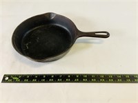 GRISWOLD 9in Cast Iron skillet