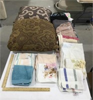 Linen lot w/ pillows, hand towels, & wash cloths