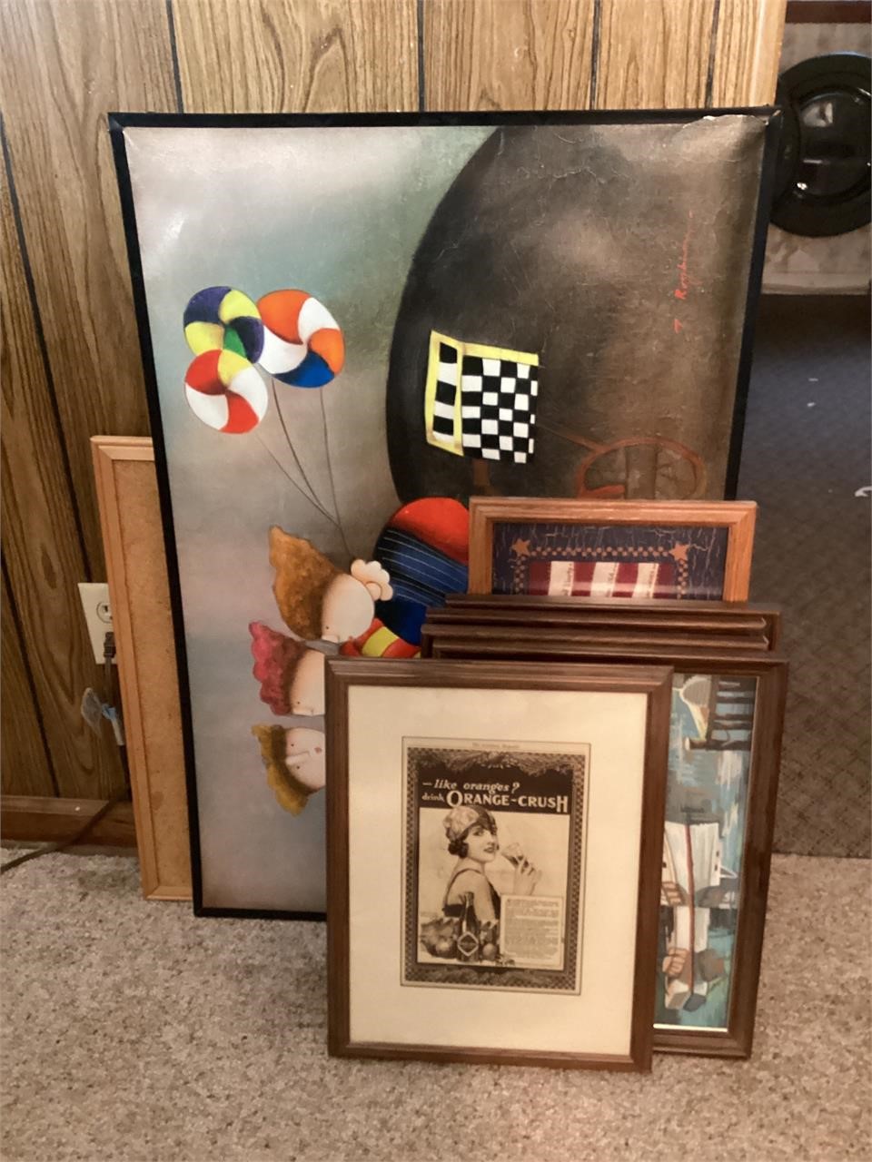 Assorted pictures and trays