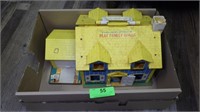 VINTAGE FISHER PRICE PLAY FAMILY HOUSE- NEEDS >>>>