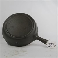 UNMARKED #5 CAST IRON SKILLET W/ HEAT RING