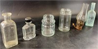 Lot with vintage jars, bottles and an oil lantern