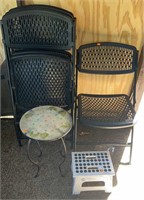 Set of four plastic folding chairs, glass top