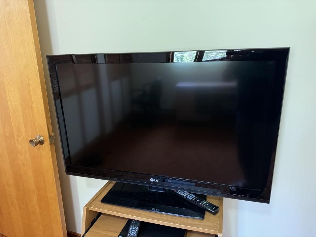 LG FLAT SCREEN TV WITH REMOTE