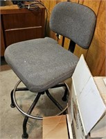 Desk chair - swivel, grey cloth - 25" H to top of