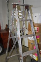 6 FT Wooden Step Ladder