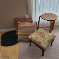 M126 Stool Small table and cushions