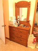 vintage detailed dresser w/mirror