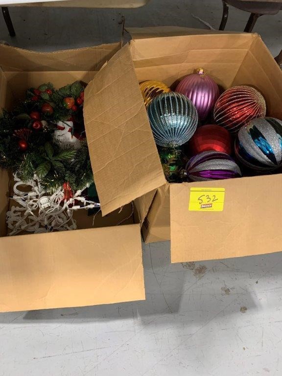 2 BOXES OF CHRISTMAS DÉCOR & OVERSIZE ORNAMENTS