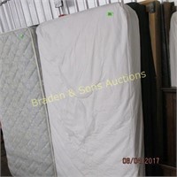 TWIN SIZE BOX SPRING AND MATTRESS WITH