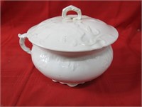 Antique porcelain chamber pot w/lid.
