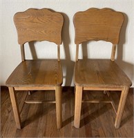 Set of 2 Vtg Solid Oak Chairs