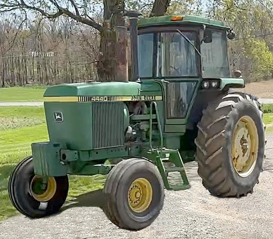 John Deere 4440 cab tractor w/power shift