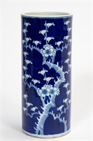 CHINESE BLUE AND WHITE FLORAL PORCELAIN HAT STAND