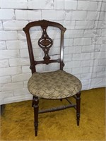 ANTIQUE CHAIR