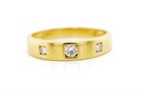 Three stone diamond and 18ct yellow gold ring