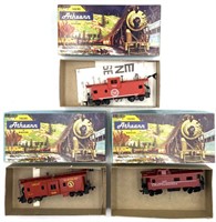 (3) HO Scale Athearn and Tyco Caboose Tarin Cars