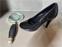 MANN High Heel Sculpture & Magnifying Glass