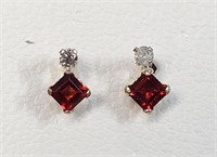 $500 10K  Garnet(0.4ct) Diamond(0.06ct) Earrings