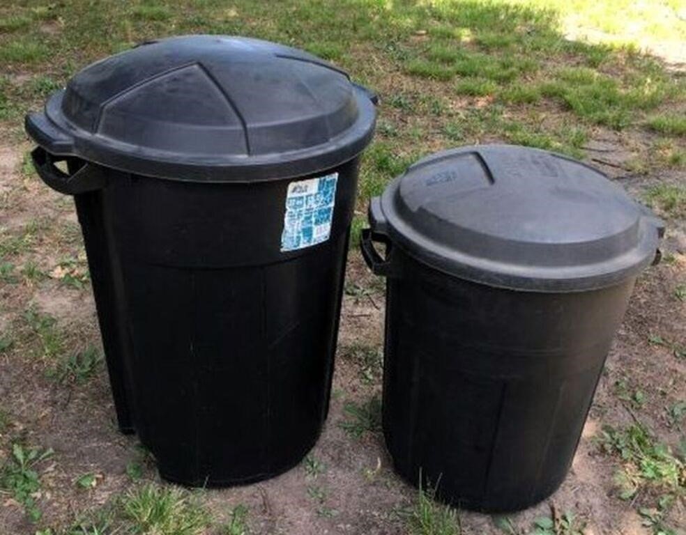 Plastic Trash Cans & Lids