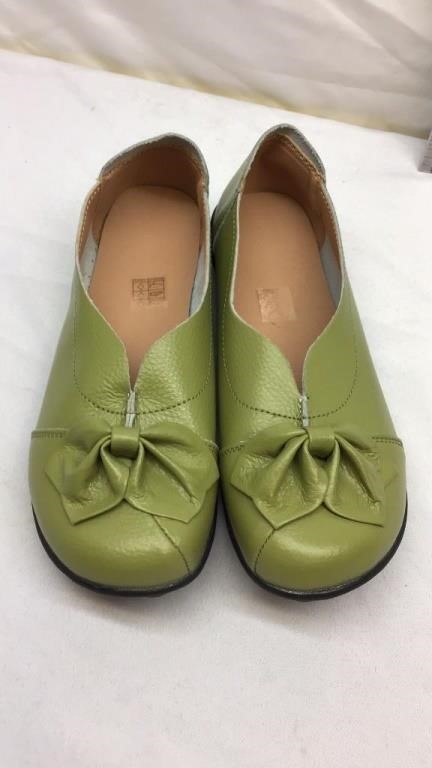 F10) NEW WOMENS GREEN SHOES SIZE 7