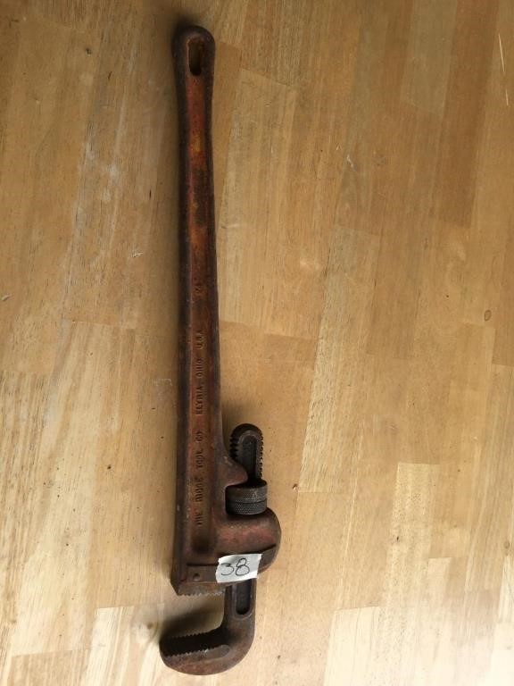 Large adjustable 24" pipe wrench