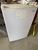 Sanyo apartment size refrigerator 36 inches tall