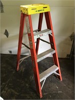 4' fiberglass step ladder