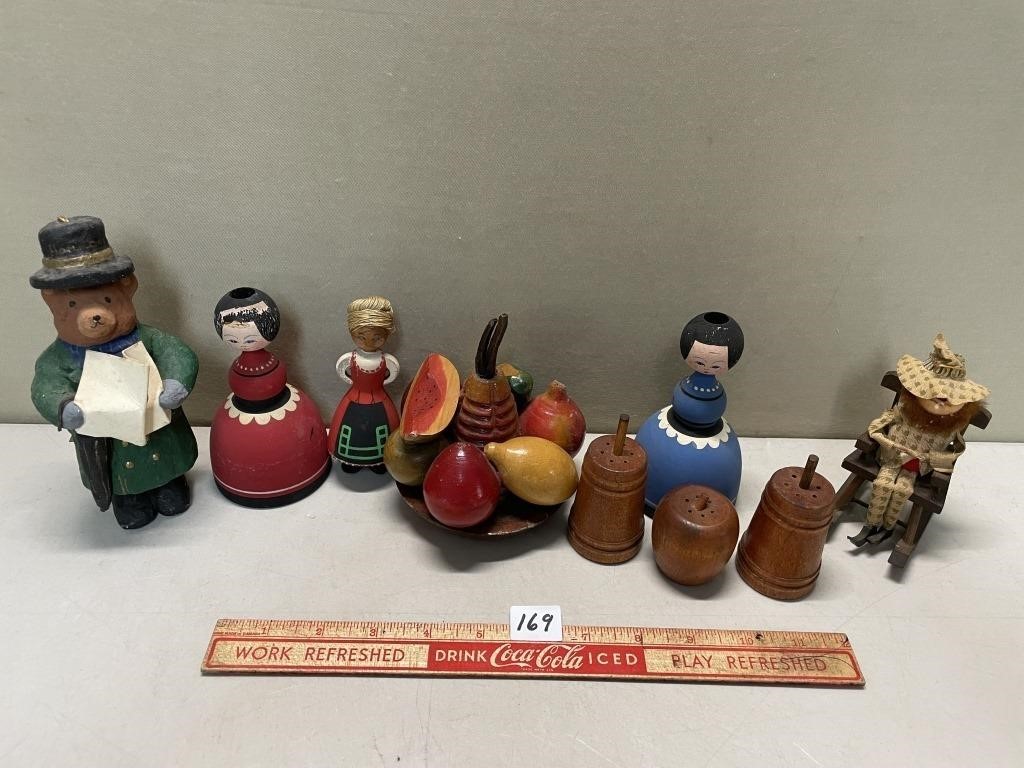 NEAT COLLECTION OF SMALL WOODEN WARES