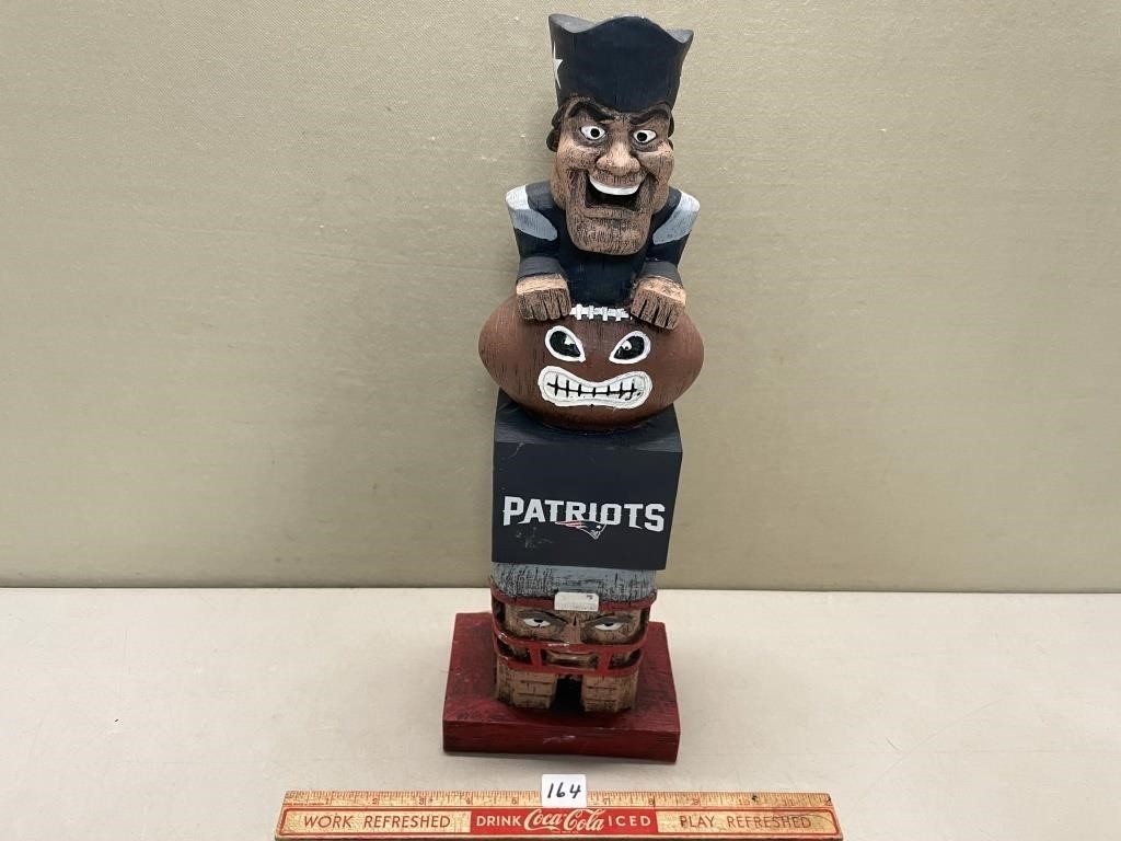 NEAT WOODEN PATRIOTS TOTEM