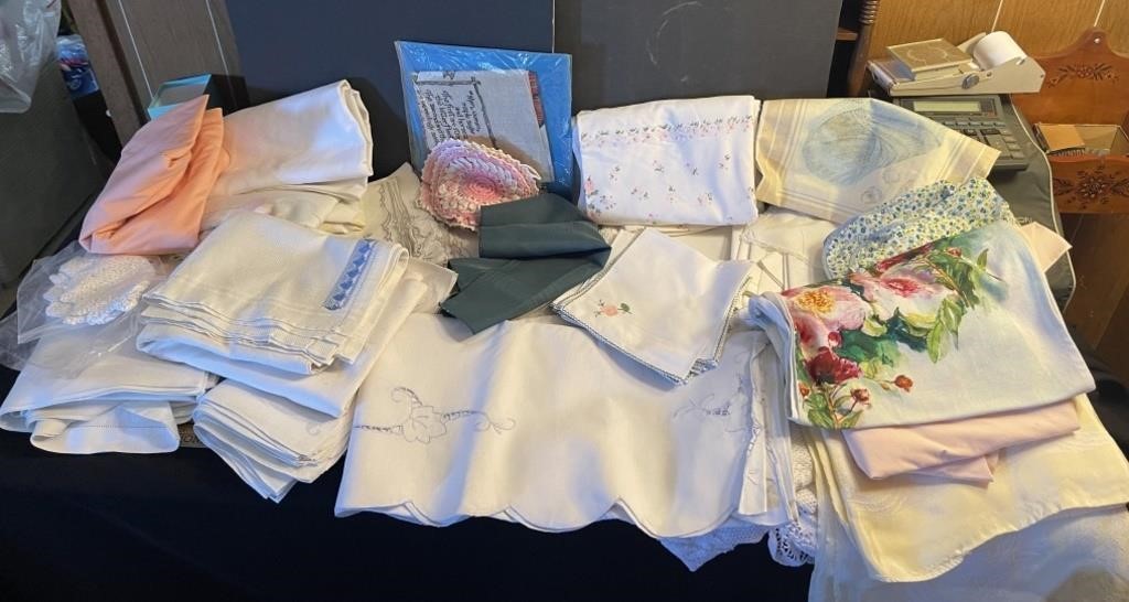 Lot of assorted tablecloths & napkins