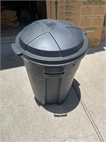 Trash Can with lid